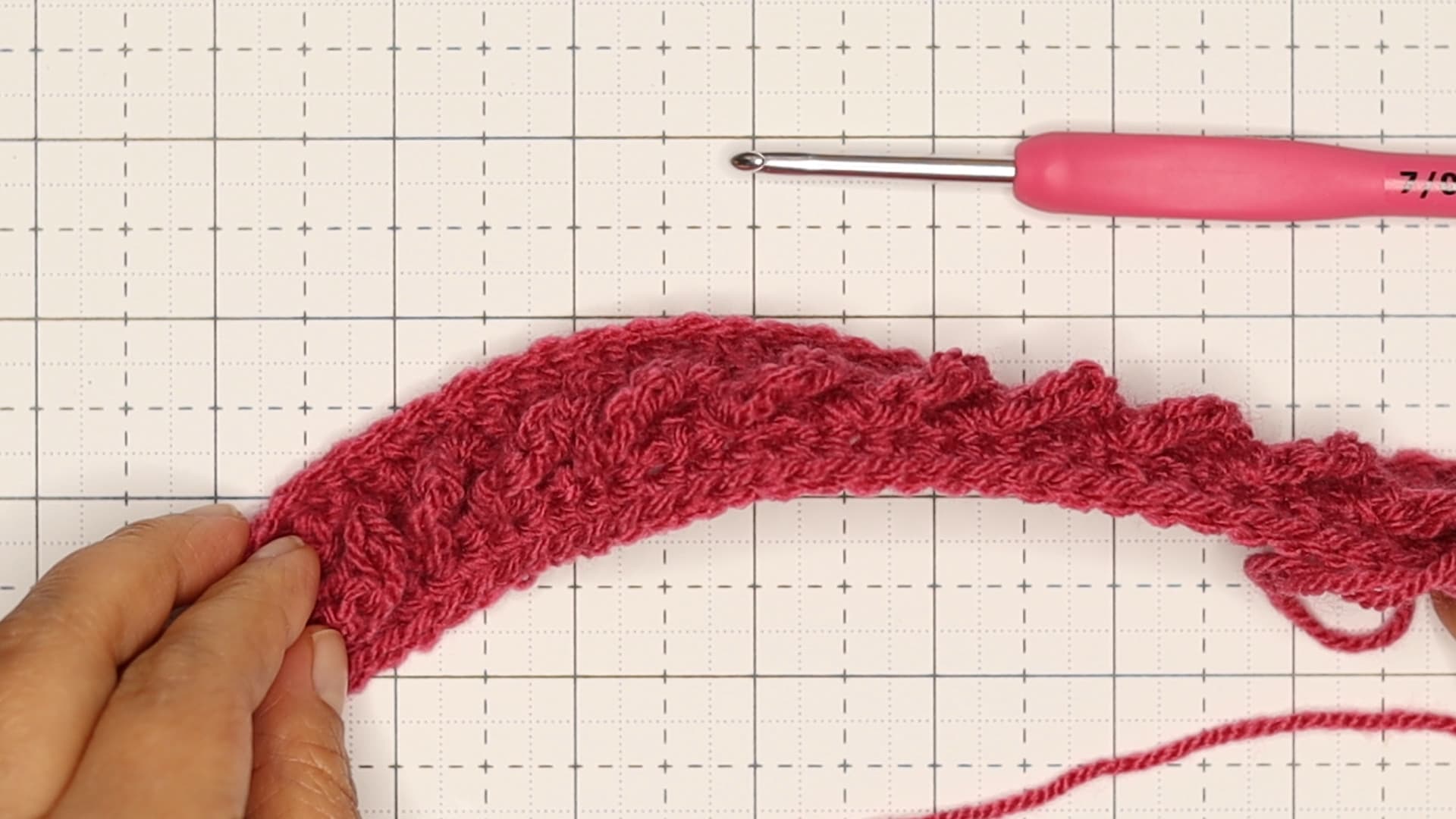 Beth is showing the simple cable stitch around the bend so you can see how the stitch look like