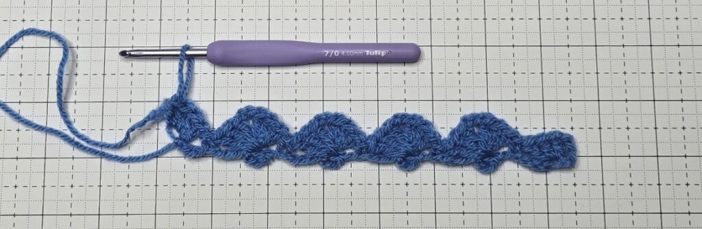 The overlapping shell stitch row 1