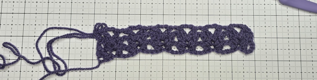 Beth is showing the ribbed v-stitch at row 3